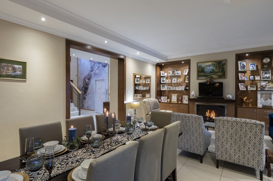 5 Bedroom Property for Sale in De Wijnlanden Residential Estate Western Cape